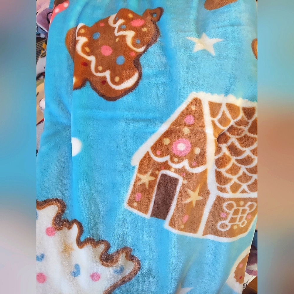 NWT Gingerbread Cookie Holiday Throw